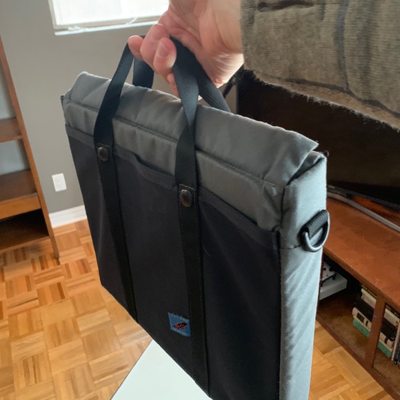 TOM BIHN Urban Minimalist Messenger - 14 x 11 x 2 - Picture 8 of 15